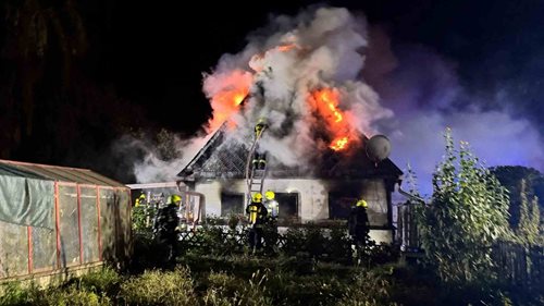 Tragický požár rodinného domu. Jedna osoba zemřela, další tři skončily v nemocnici