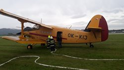 Profesionální i dobrovolné jednotky procvičovaly plnění hasičského letadla