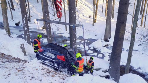 Auto sjelo ze silnice do strmé stráně a hrozil jeho pád do říčky