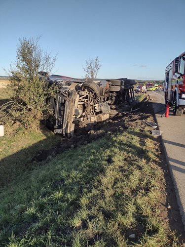 Nehoda osobního a nákladního automobilu se smrtelnými následky