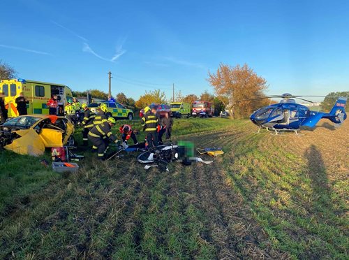 Srážka aut, motorky a vlaku u přejezdu. Záchranáři nasadili veškerou techniku