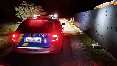 Cizí muž nastoupil ženě do auta a žádal odvoz. O chvíli později jejím vozem ujížděl policii