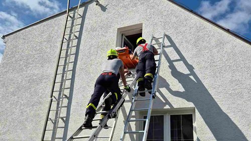 Úzké schodiště nebo složitý přístup k pacientovi. I tady spolupracují záchranáři s hasiči