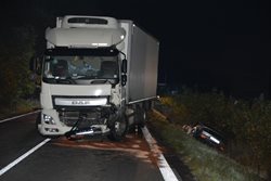 Při dopravní nehodě na Říčansku zemřel řidič, hasiči poskytovali posttraumatickou pomoc svědkům nehody a pozůstalým