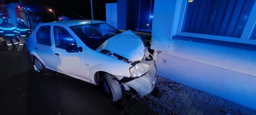 Náraz auta do domu v Mladé Vožici