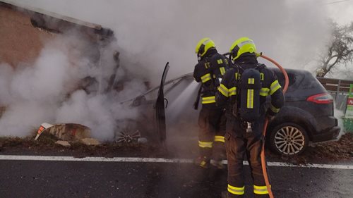 Ranní náraz auta do domu vyvolal požár a zásadní zásah hasičů