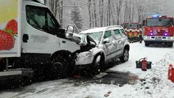 Na zasněžené silnici u Bečova nad Teplou se srazila tři auta 