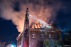 Požár střechy domu ve Starém Jiříkově Byl vyhlášen druhý stupeň poplachu.  