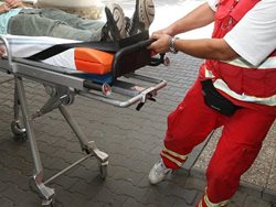 Ruka zaměstnace uvízla ve stroji. Hasiči zraněného vyprostili a předali Zdravotnické záchranné službě. 