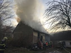 V obci Lensedly ve Středočeském kraji  hořela dnes odpoledne truhlářská dílna, zasahovalo 6 jednotek hasičů