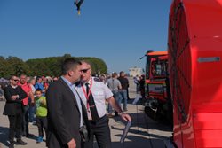 Ministr Hamáček reagoval v hasičském stánku na letišti rychle a přesně