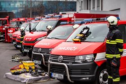 Vánoční nadílka pro hasiče Královéhradeckého kraje , dostali novou zásahovou techniku 