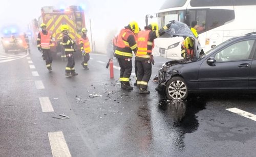 Střet autobusu s osobním vozem ochromil tah na Německo, zásah měl zásadní následky