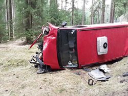 U Fryšavy pod Žákovou horou na Vysočině havaroval řidič s dodávkou, skončil v péči zdravotníků