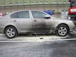 Hořící auto na parkovišti bylo uhašeno před příjezdem hasičů