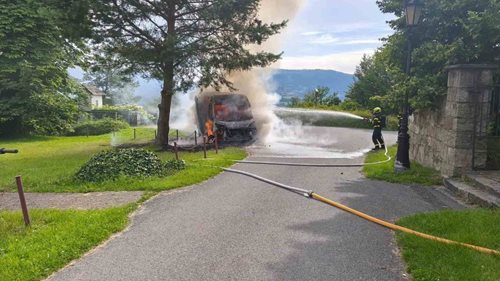 Dodávku během několika minut pohltily plameny. Uvnitř byla i plynová lahev
