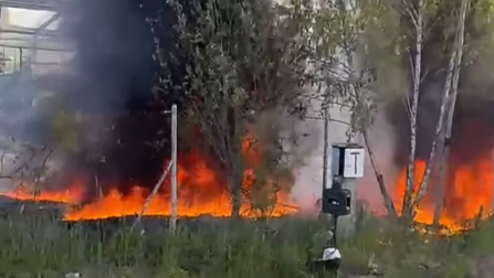 Plameny se nebezpečně blížily k bývalým zásobníkům na olej. Hasiči zabránili větší škodě