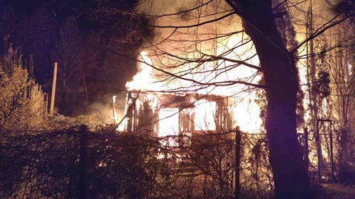 Noční požár zcela zničil rekreační objekt