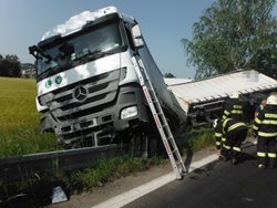Vyproštění kamionu ze svodidel zabralo několik hodin