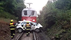 Srážka vlaku s osobním autem na Benešovsku skončila tragicky