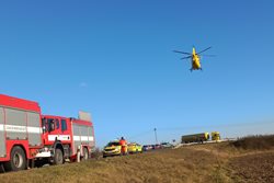 Hasiči vyprošťovali zraněné řidiče osobních aut u Břeclavi i u Pohořelic