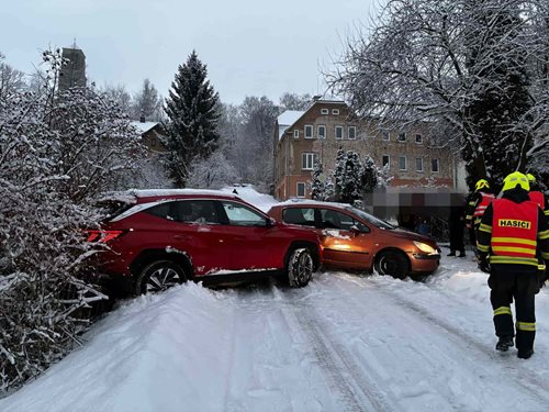 Série dopravních nehod zaměstnala záchranáře v kraji