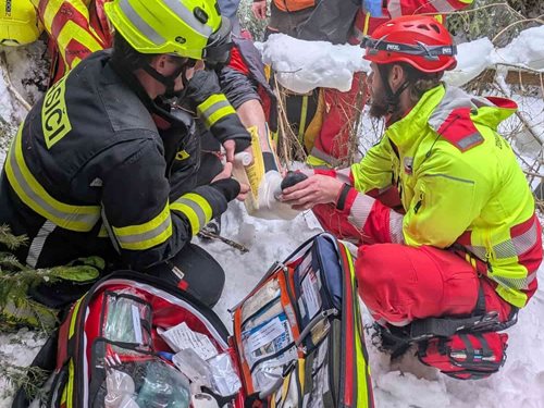 Pád ve skalách zaměstnal záchranáře a hasiče