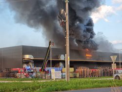 Při požáru hořovické lakovny byl vyhlášen třetí poplachový stupeň