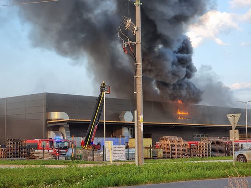 Při požáru hořovické lakovny byl vyhlášen třetí poplachový stupeň