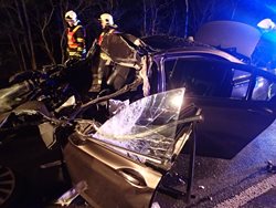 Auto na Karlovarsku narazilo do kamionu, dvě zaklíněné osoby museli hasiči vyprostit