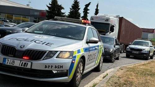 Jediná kontrola odhalila desítky přestupků. Policisté zároveň pomohli matce s dítětem