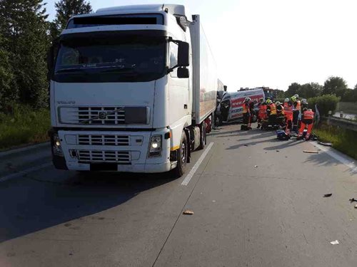 Při nehodě dodávky a dvou kamionů hasiči vyprostili zraněného řidiče