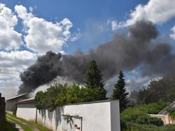 Požár ve výrobně nábytku na Mělnicku způsobil mnohamilionovou škodu