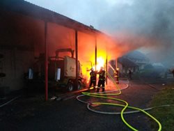 Požár traktoru a lisu na Novojičínsku, hasiči uchránili býky a celý kravín