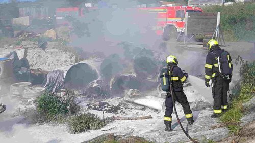 Požár v zemědělském areálu zaměstnal hasiče. Hořely balíky skelné vaty