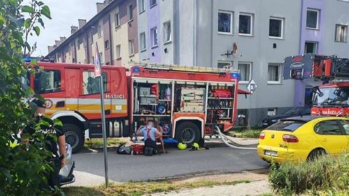 Hasiči zachránili z hořícího bytu osobu v bezvědomí. Další obyvatele evakuovali v maskách