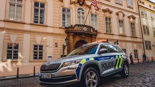 Žena vypadla z okna domu. Jako první jí pomohli policisté z ochranné služby