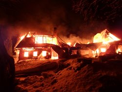 Chalupa v Krkonoších celá shořela, požár si vyžádal jednu oběť