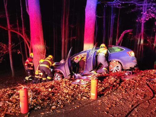 Složky IZS v akci: Hasiči vyprostili zraněnou ženu po nárazu auta do stromu