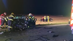 Hasiči vyprostili tři osoby u nehody dvou automobilů na Opavsku