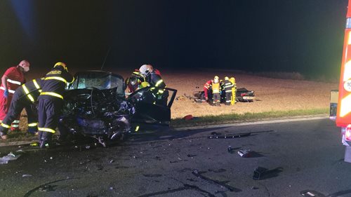 Hasiči vyprostili tři osoby u nehody dvou automobilů na Opavsku
