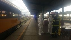Hasiči zasahovali na pardubickém nádraží, čtyři cestující vykazovali podezření na koronavirus
