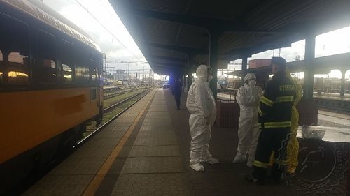 Hasiči zasahovali na pardubickém nádraží, čtyři cestující vykazovali podezření na koronavirus