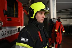 Firma INSET darovala pražským hasičům zásahové oděvy