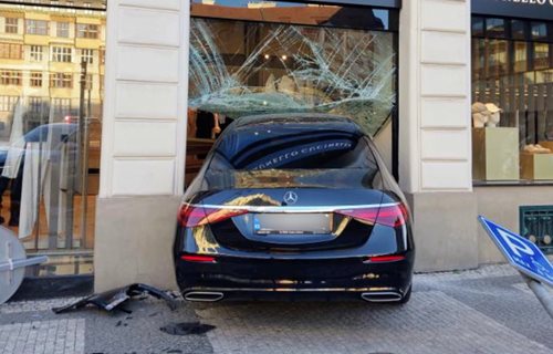 Auto skončilo ve výloze a vyděsilo kolemjdoucí