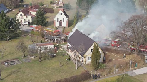 Plameny ohrozily rodinný dům