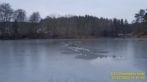 Hasiči zachránili člověka, pod kterým se prolomil led