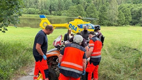 Střet motocyklu a čtyřkolky zaměstnal záchranáře. Pro zraněného motorkáře letěl vrtulník
