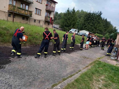 Požár uhlí ve sklepě bytového domu zaměstnal šest jednotek hasičů