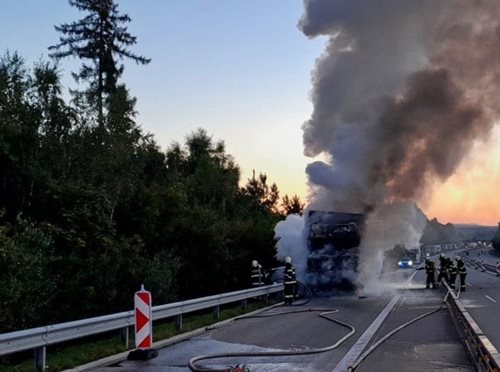 Plameny pohltily kamion na D5, hasiči museli rozebrat svodidla